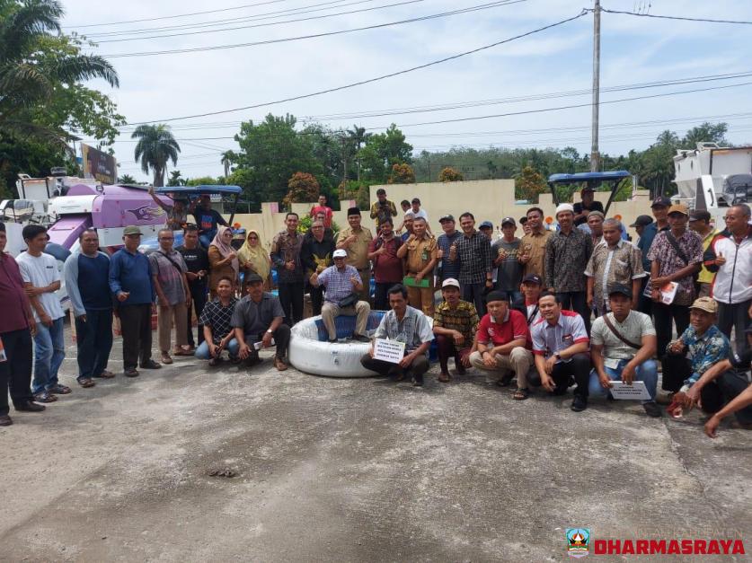 DPR RI Bapak Dr. H. Hermanto, SE, MM Penyerahan Beberapa Bantuan Kepada Kelompok Tani di Dharmasraya